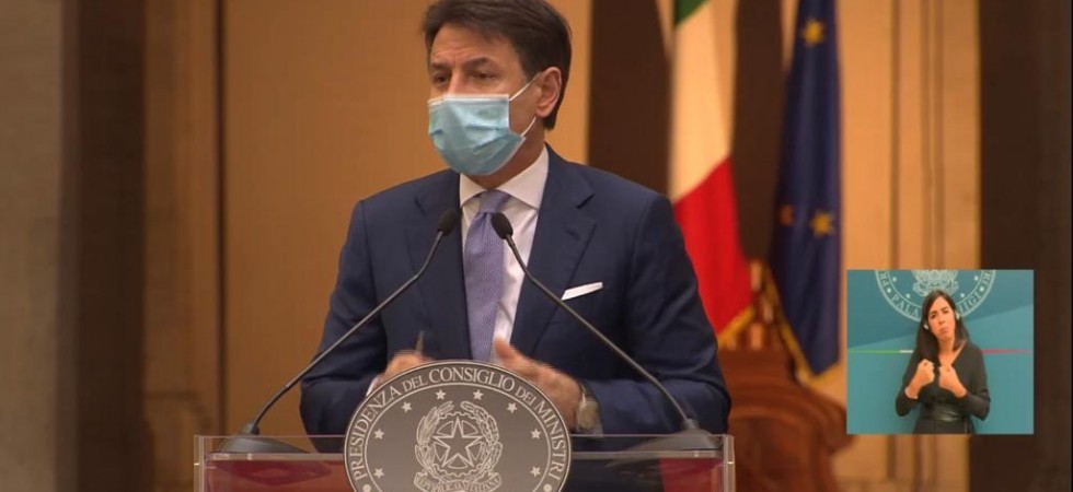 Coronavirus, firmato il Dpcm: in zona rossa chiusi bar, ristoranti e negozi ma non i parrucchieri
